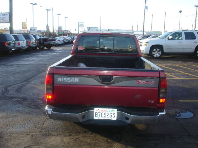 2000 Nissan Frontier SE 2WD