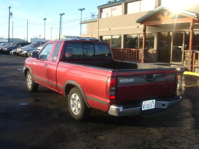2000 Nissan Frontier SE 2WD