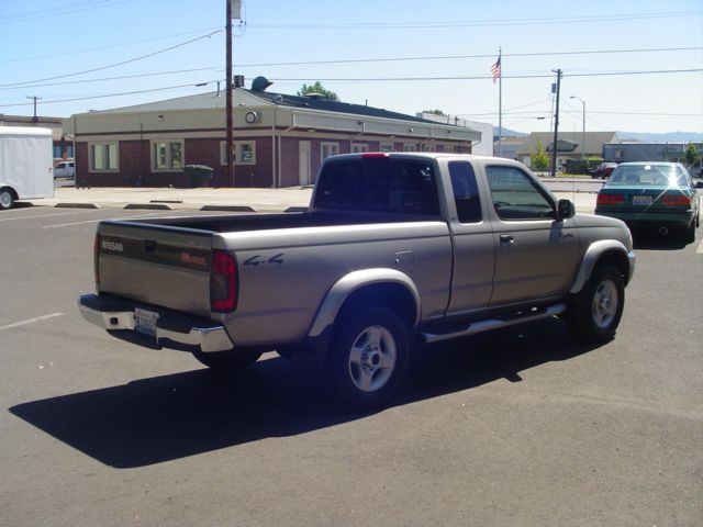 2000 Nissan Frontier REG CAB 4x4 Truck
