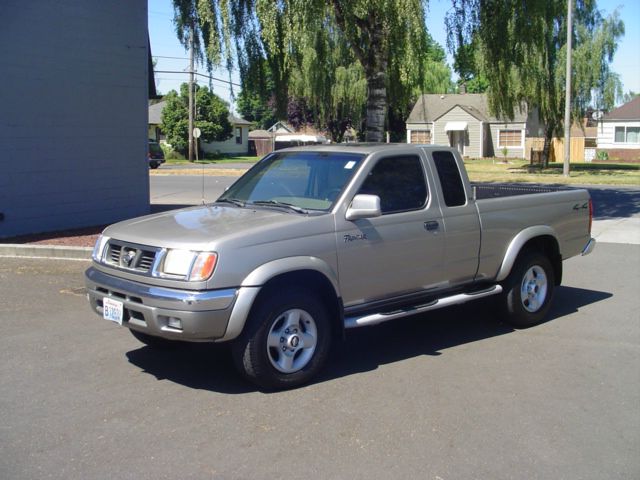 2000 Nissan Frontier REG CAB 4x4 Truck