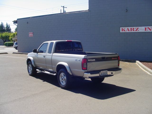 2000 Nissan Frontier REG CAB 4x4 Truck