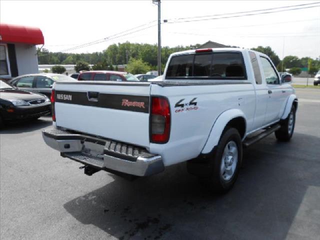 2000 Nissan Frontier SE 2WD
