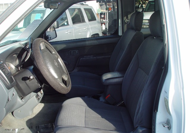 2001 Nissan Frontier SE 2WD