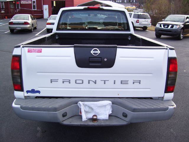 2004 Nissan Frontier SE 2WD