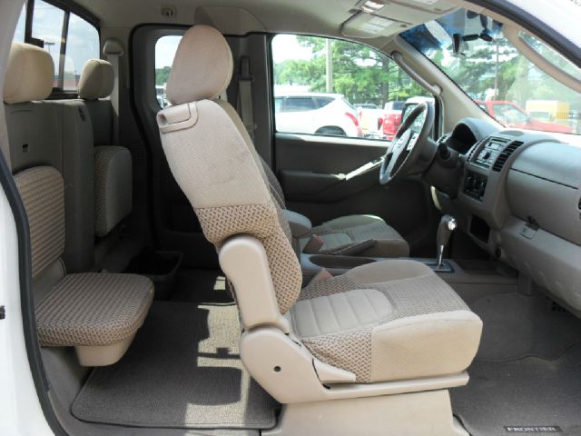 2008 Nissan Frontier LT. 4WD. Sunroof, Leather
