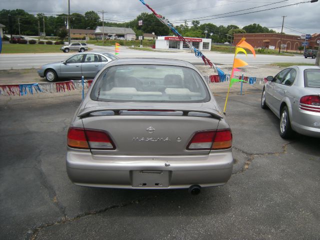 1999 Nissan Maxima SE