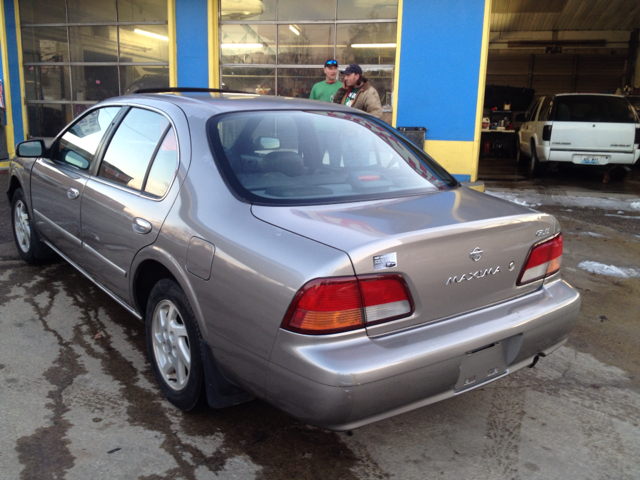 1999 Nissan Maxima 3.0 Quattro