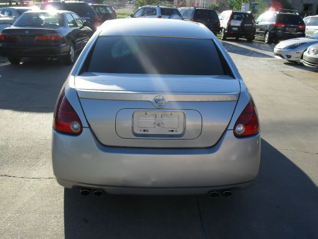 2004 Nissan Maxima Flt/wideside 1