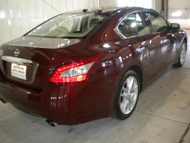 2010 Nissan Maxima LE