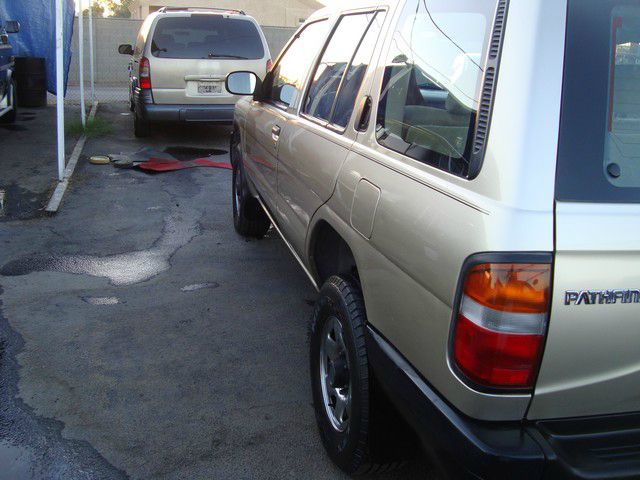 1996 Nissan Pathfinder 4WD 4dr SUV Alpha