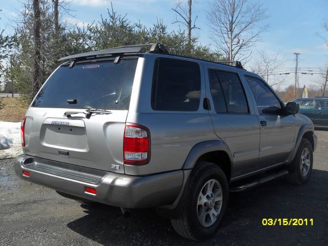 2000 Nissan Pathfinder SE