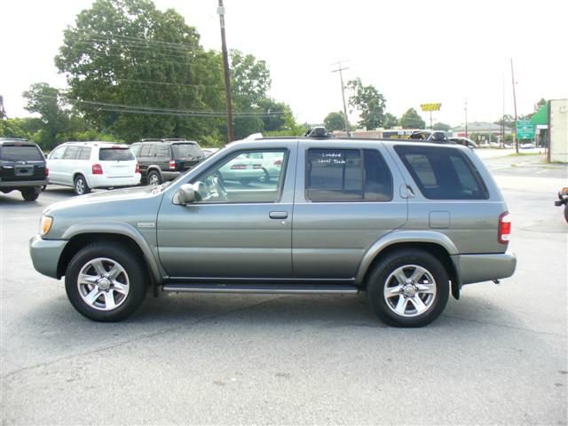 2004 Nissan Pathfinder Rallye Sedan