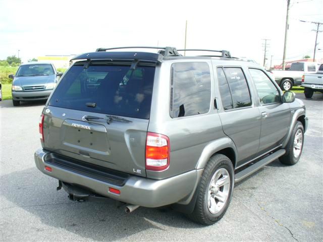 2004 Nissan Pathfinder Rallye Sedan