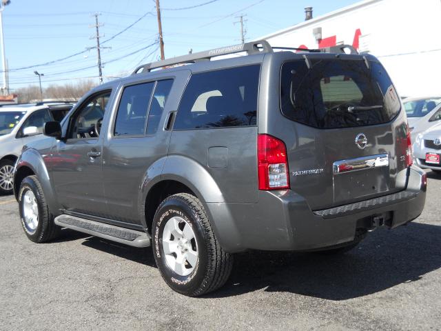 2005 Nissan Pathfinder SE