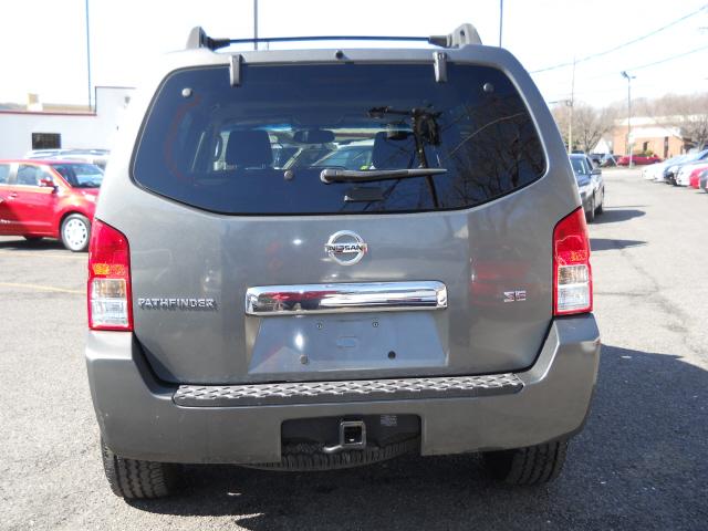 2005 Nissan Pathfinder SE