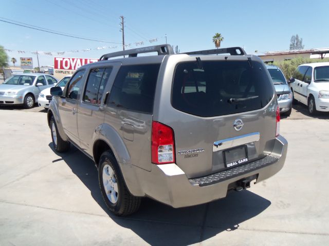 2005 Nissan Pathfinder LX V-6