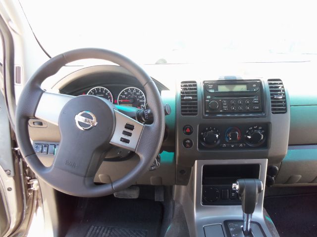 2005 Nissan Pathfinder LX V-6
