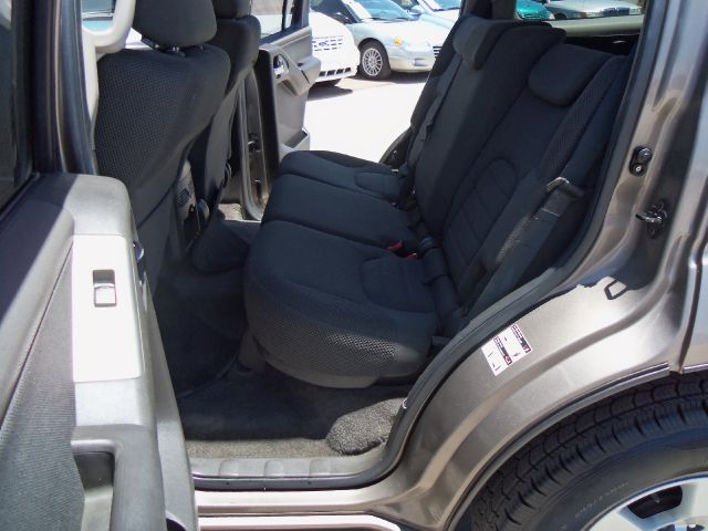 2005 Nissan Pathfinder LX V-6