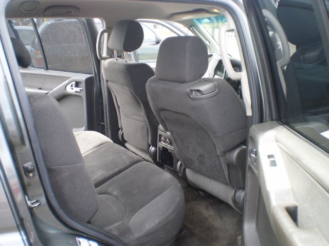 2005 Nissan Pathfinder LX V-6