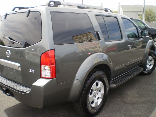 2005 Nissan Pathfinder LX V-6