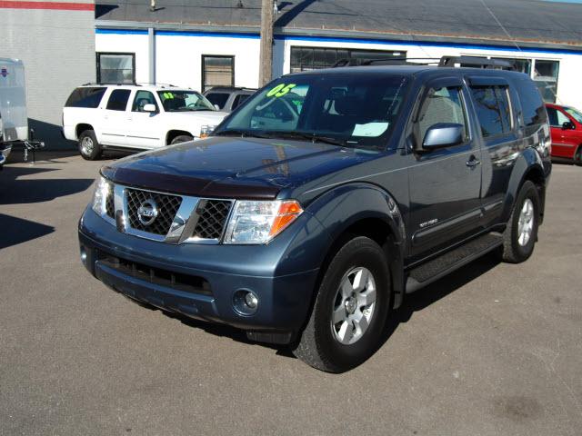 2005 Nissan Pathfinder Touring / AWD