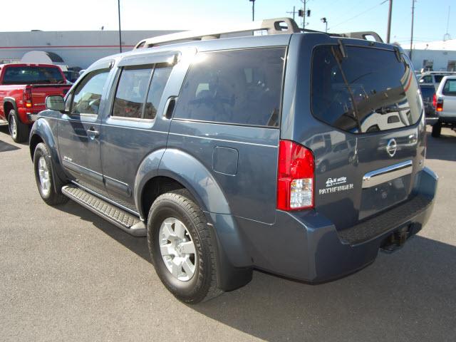 2005 Nissan Pathfinder Touring / AWD