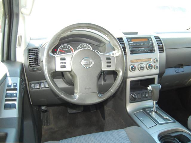 2005 Nissan Pathfinder Touring / AWD