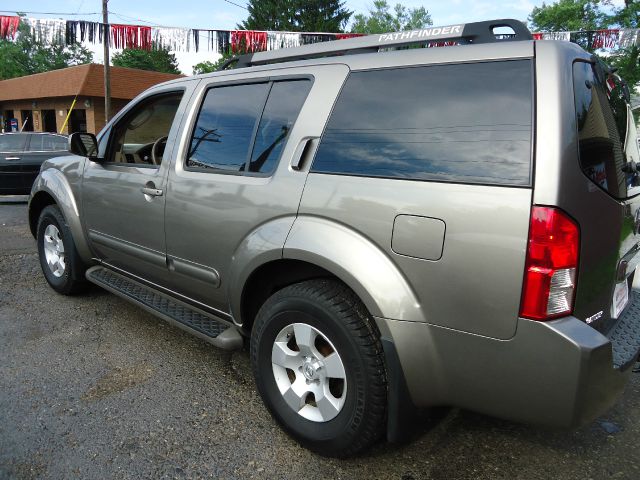 2005 Nissan Pathfinder AWD W/leatherroof (7pass)