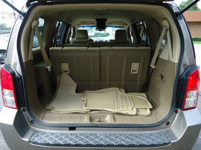 2005 Nissan Pathfinder AWD W/leatherroof (7pass)