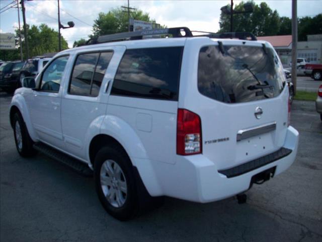 2005 Nissan Pathfinder Touring / AWD