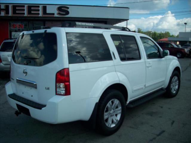 2005 Nissan Pathfinder Touring / AWD