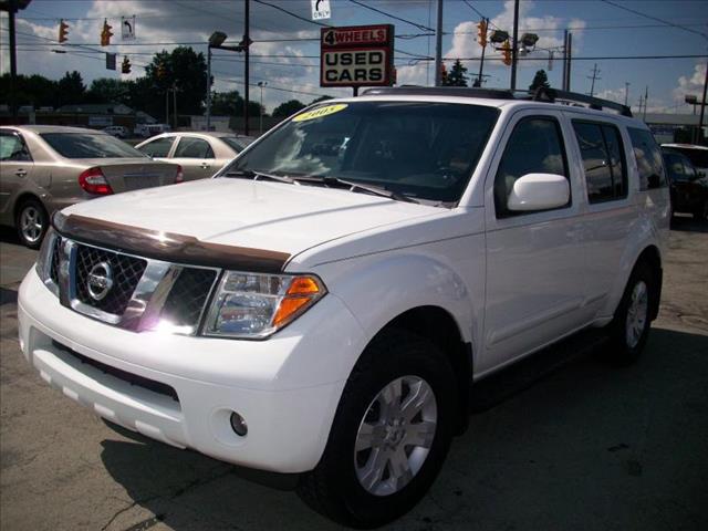 2005 Nissan Pathfinder Touring / AWD