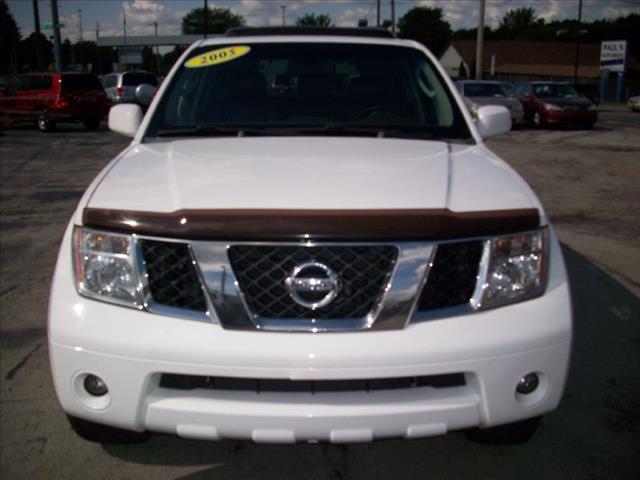 2005 Nissan Pathfinder Touring / AWD