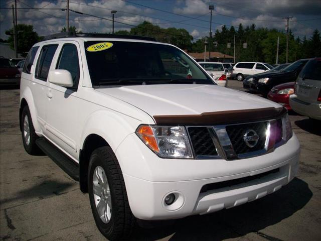 2005 Nissan Pathfinder Touring / AWD