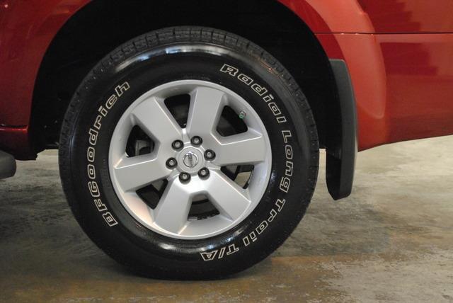 2012 Nissan Pathfinder 4WD Quad Cab 140.5 Laramie