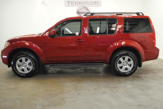 2012 Nissan Pathfinder 4WD Quad Cab 140.5 Laramie