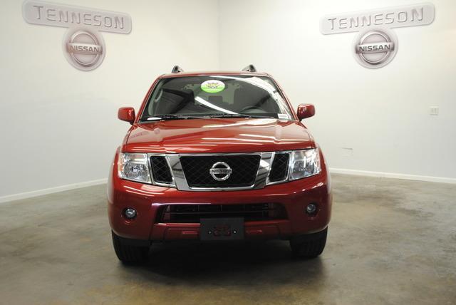 2012 Nissan Pathfinder 4WD Quad Cab 140.5 Laramie