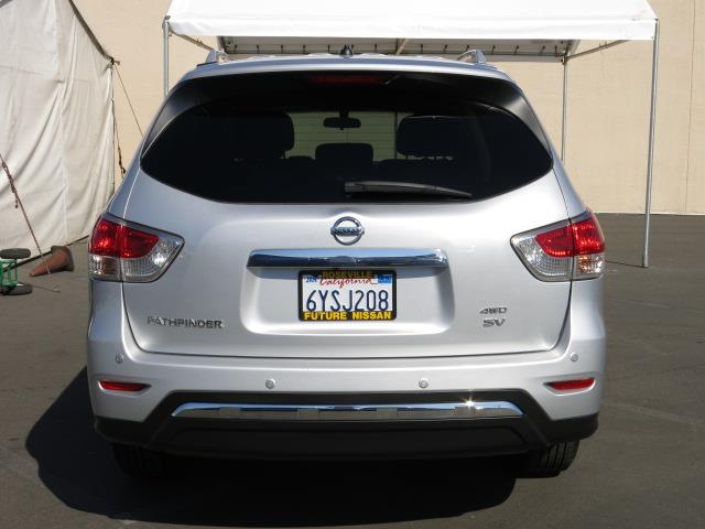 2013 Nissan Pathfinder FWD 4dr