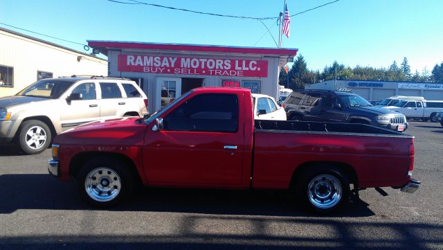 1995 Nissan Pickup LX Clean AUTO Checkwe Offer Financing FOR ALL TY