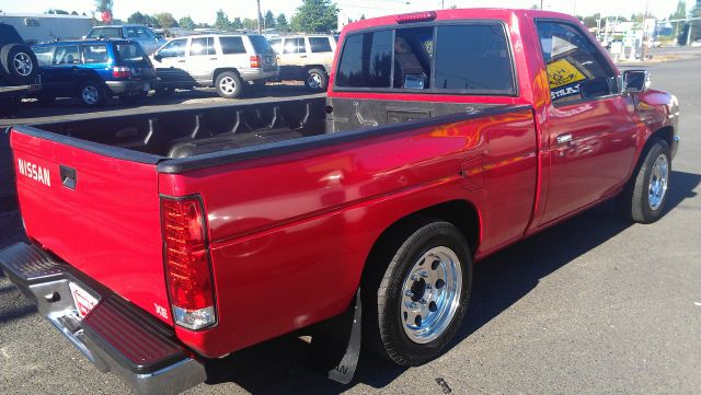 1995 Nissan Pickup LX Clean AUTO Checkwe Offer Financing FOR ALL TY