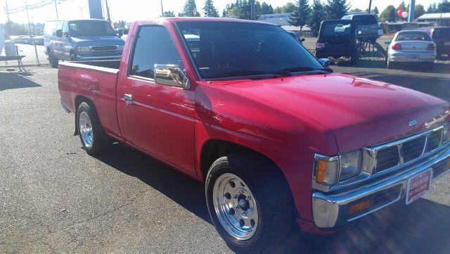 1995 Nissan Pickup LX Clean AUTO Checkwe Offer Financing FOR ALL TY