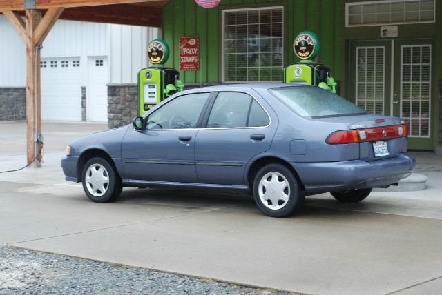 1998 Nissan Sentra Base