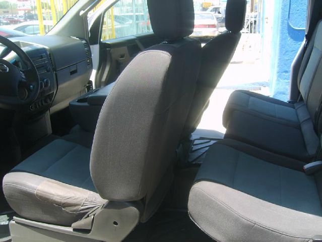 2004 Nissan Titan SE 2WD