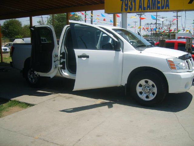 2004 Nissan Titan SE 2WD