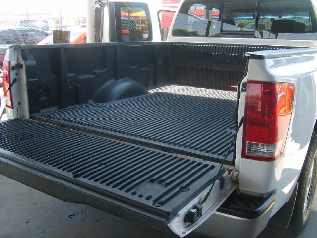 2004 Nissan Titan SE 2WD