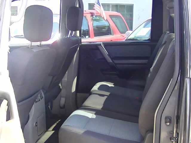 2004 Nissan Titan SE 2WD