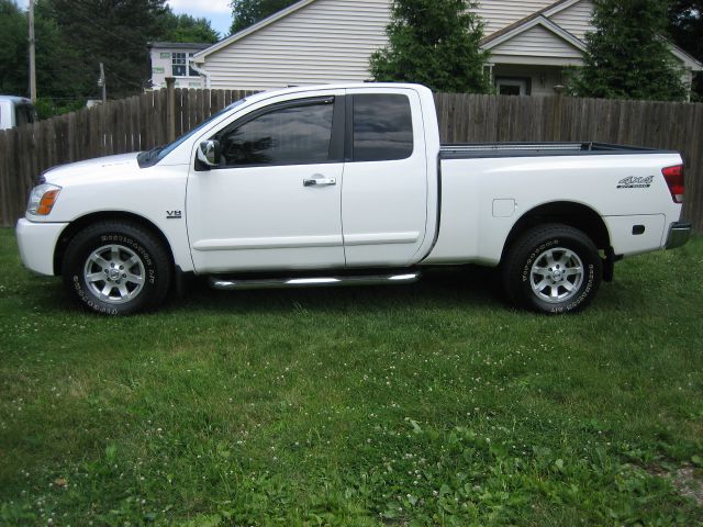 2004 Nissan Titan SE 2WD