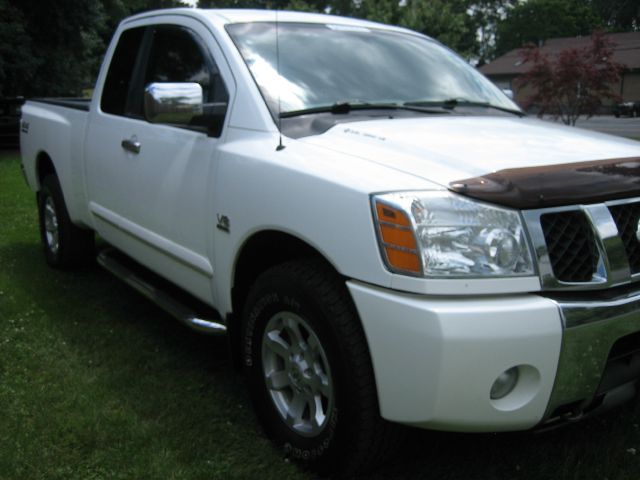 2004 Nissan Titan SE 2WD