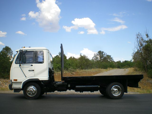 1998 Nissan UD 2000 3.8L Sedan
