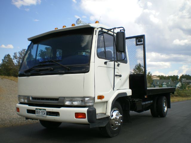 1998 Nissan UD 2000 3.8L Sedan